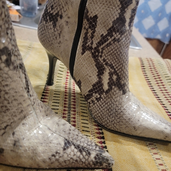 Charles David Snakeskin Short Stiletto Boots Made In Italy Sz 9 - Picture 8 of 16
